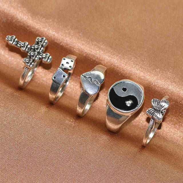 Punk Gothic Love Heart Sword Ring Set for Women 5PCS Vintage Metal Silver Color Skull Butterfly Charms Finger Rings Jewelry Gift