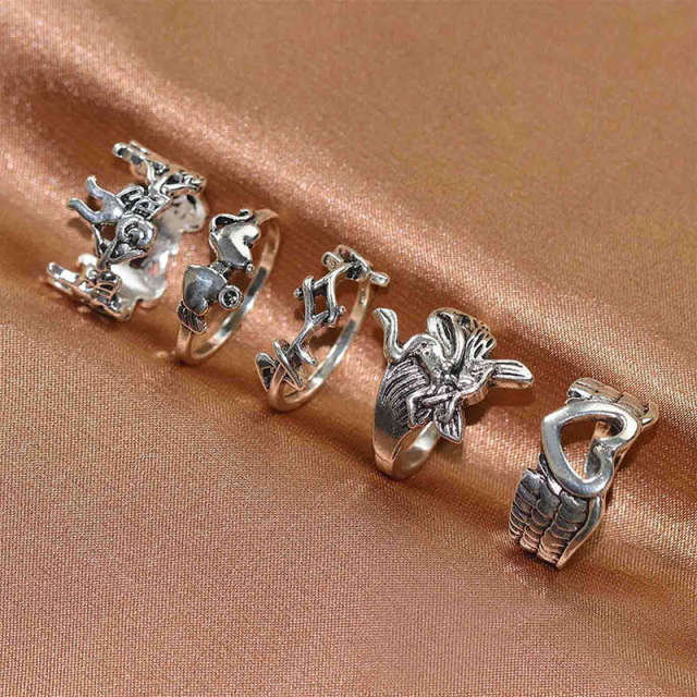 Punk Gothic Love Heart Sword Ring Set for Women 5PCS Vintage Metal Silver Color Skull Butterfly Charms Finger Rings Jewelry Gift